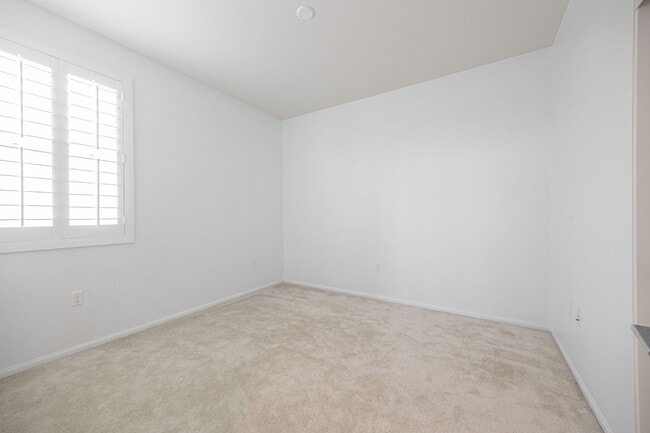 Building Photo - Perfectly located 4-bedroom townhouse in c...