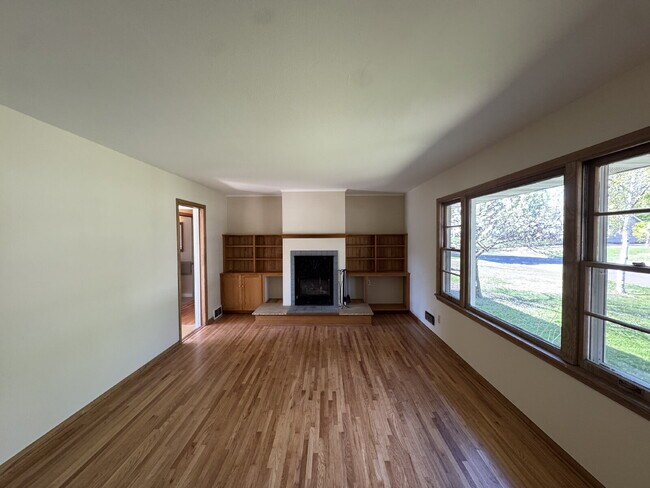 Building Photo - Charming 3-Bed Oasis with Fireplace & Finished Basement in Richfield!