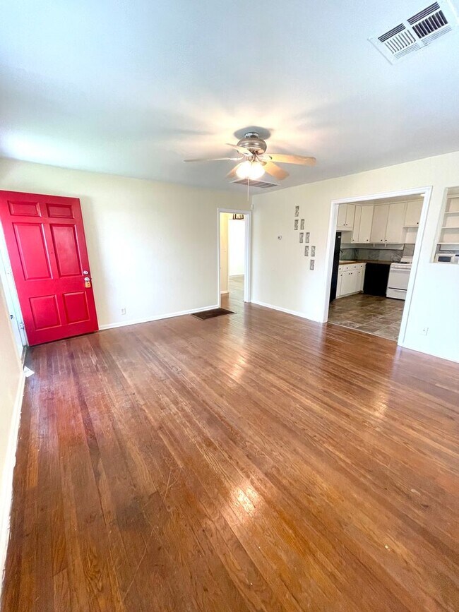 Building Photo - Charming Hideaway: 2BR Cozy House