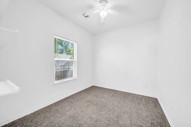 Building Photo - Welcome to this charming Craftsman-style residence nestled in the serene community of Lake Conroe...