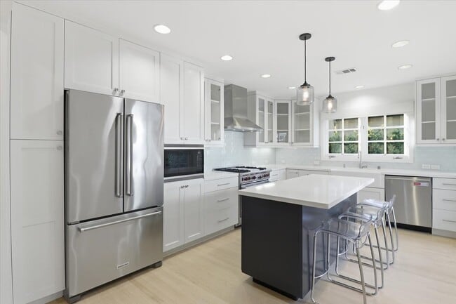 Building Photo - 2156 Linnington Ave