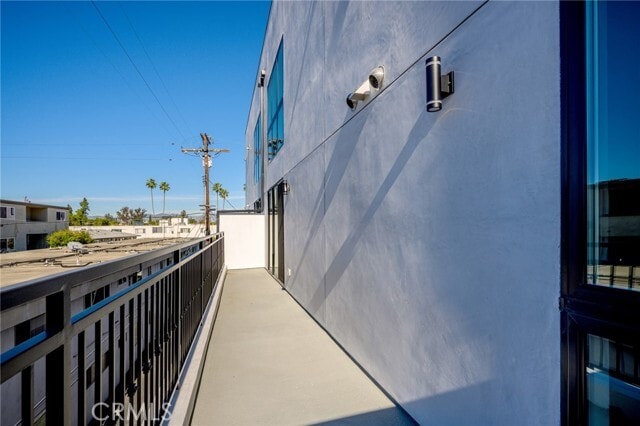 Building Photo - 10657 Moorpark St