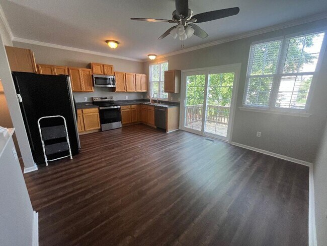 Building Photo - End Unit Townhouse in Brennan Estates- 2 Bedrooms with a bonus space