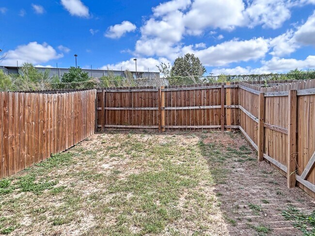 Building Photo - Charming Townhome Near I-35 & Randolph AFB