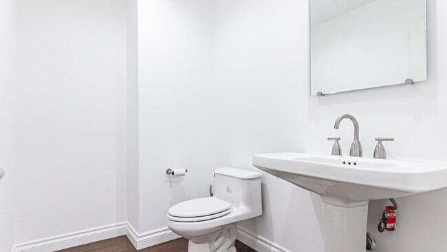 Powder Bathroom - 10724 Wilshire Blvd