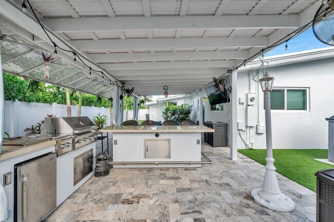 Building Photo - 530 NE 17th St