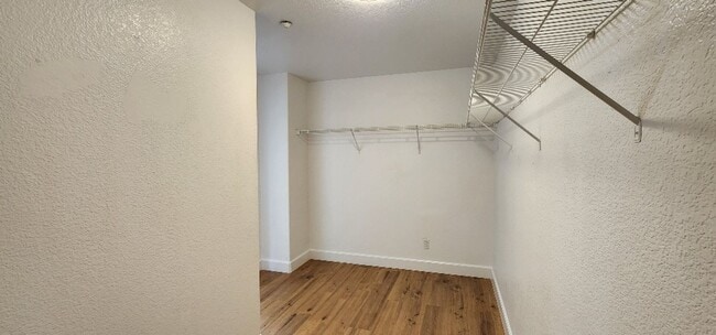 Building Photo - Beautiful Large Bi-Level 3 bed 2.5 Bath Ho...