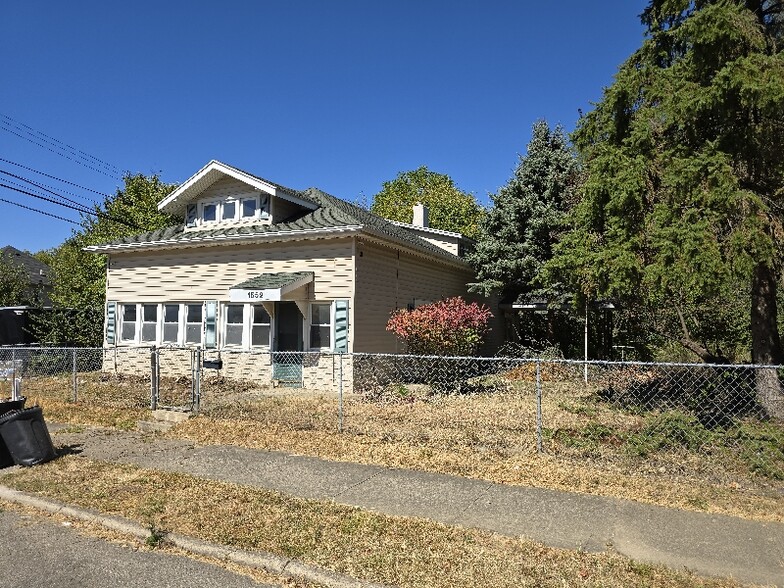 Primary Photo - 1552 Charles St
