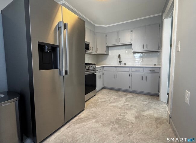 Building Photo - 10 Bayview Ave