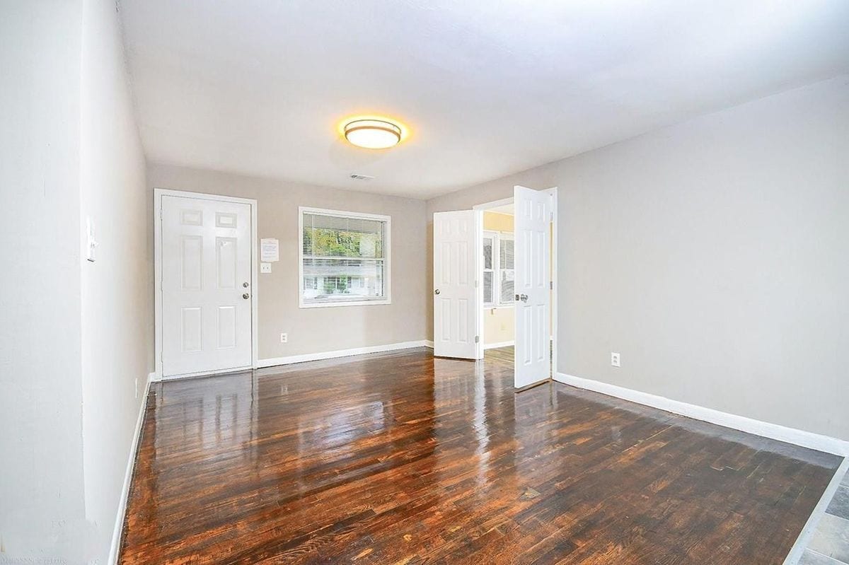 Building Photo - 185 Oak Dr SW