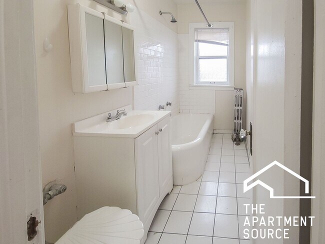 Building Photo - 1612 W Sunnyside Ave