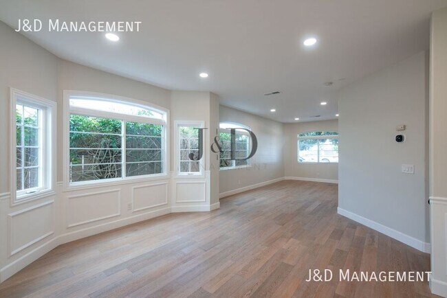 Building Photo - 105 S Ditmar St