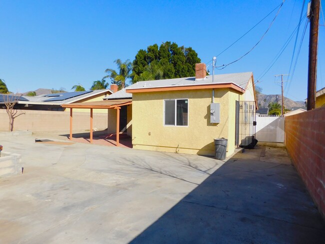 Building Photo - 4 bedroom, 2 baths in Sylmar (Garage inclu...