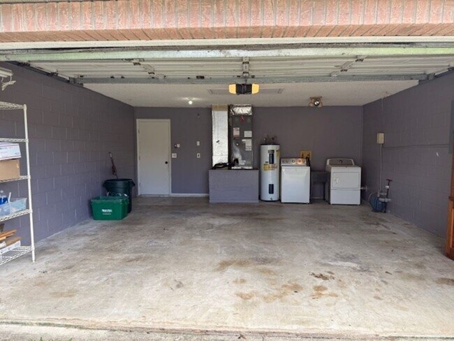 Building Photo - 5922 Phyllis Lou Cir