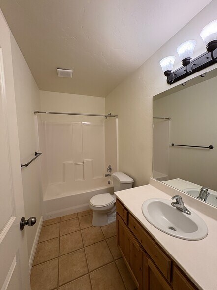 Building Photo - 425 S 2220 W