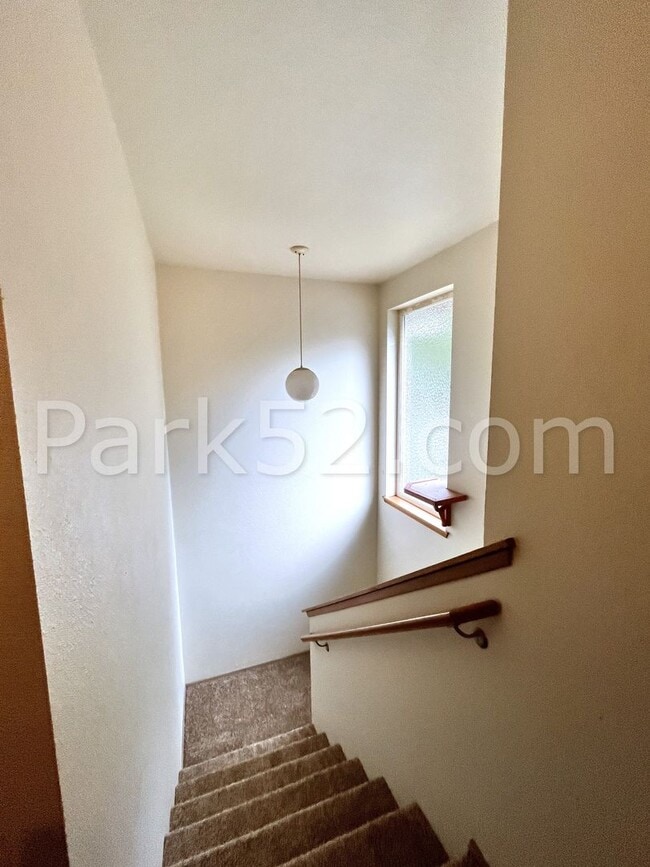 Building Photo - 2 Bedroom Puyallup Area Townhome