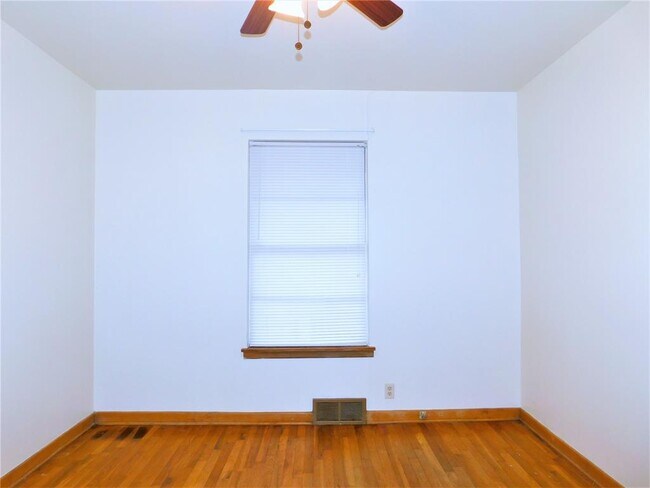 Building Photo - 1713 Crescent St