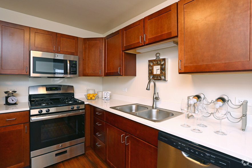 2BR, 1BA - Kitchen - Belmont Tower Apartments