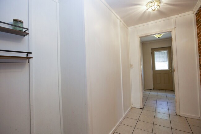 Building Photo - Retro Ranch only minutes from downtown Sou...