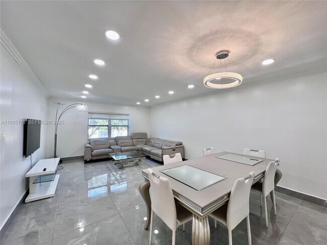 Building Photo - 5140 SW 40th Ave