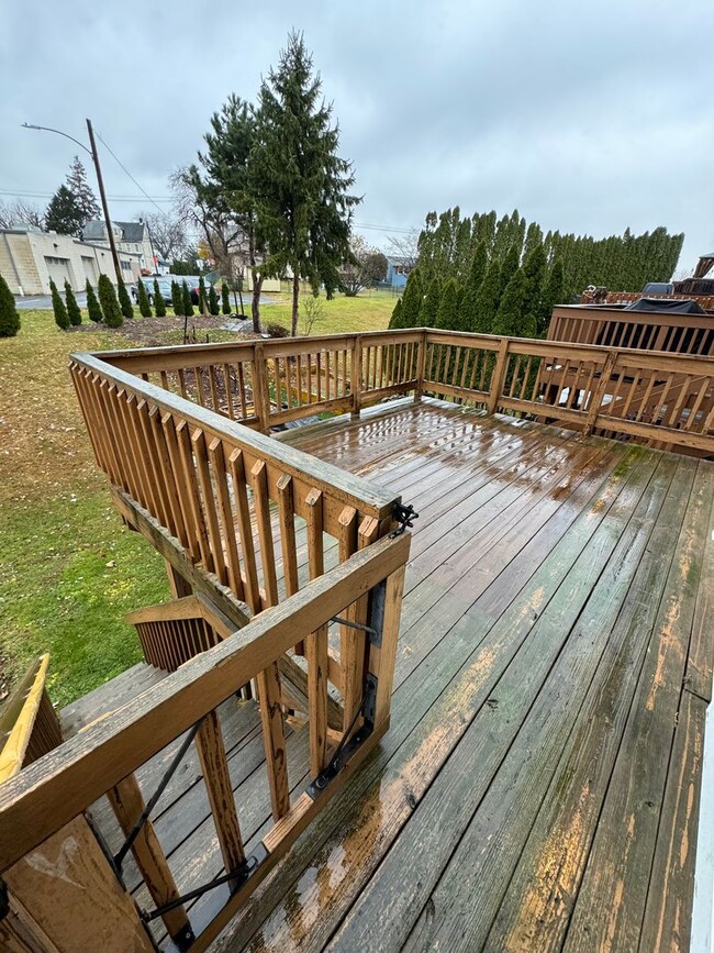 Building Photo - THREE BEDROOM TOWNHOUSE