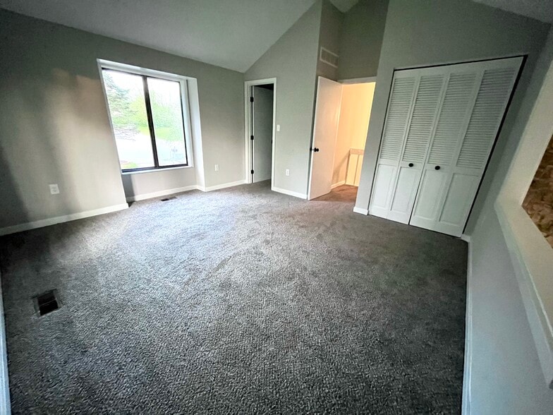 Upstairs master bedroom + bath - 10241 Hightower Ct