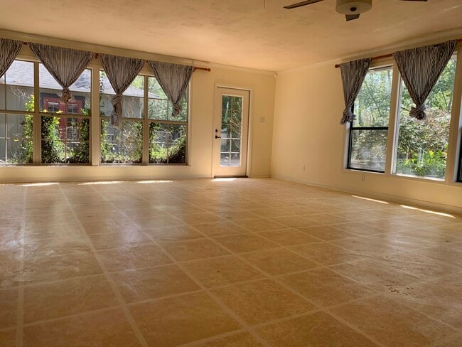 Building Photo - 5590 Clinton St