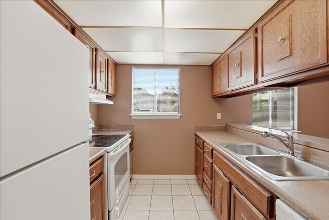 Building Photo - 1428 Oak Pl