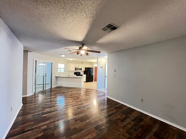 Building Photo - Charming 2-Bedroom, 2-Bathroom Home in a Tranquil Leesburg Community with Open Garage and Versati...