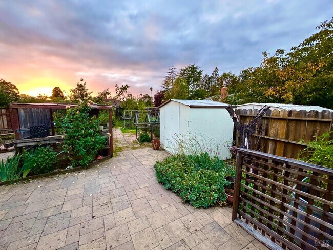 Building Photo - 216 Hampton Ct