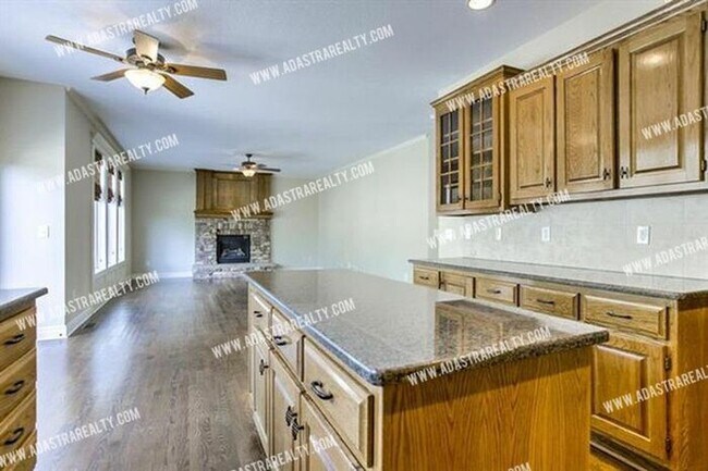 Building Photo - Gorgeous Home in Northwest Olathe-Availabl...