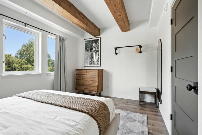 Building Photo - 925 NE 23rd Ave