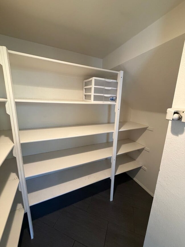 Building Photo - 885 Alsace Dr