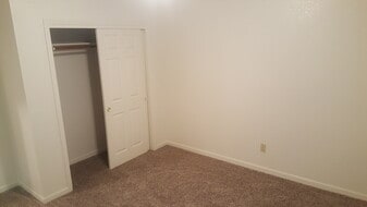 Building Photo - 2506 N Walnut Rd