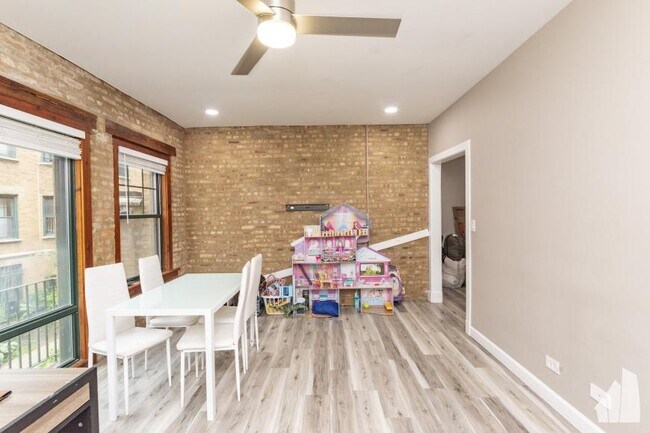 Building Photo - 2 bedroom in Chicago IL 60626