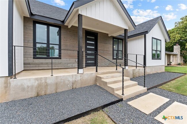 Building Photo - 2204 Magnolia Dr