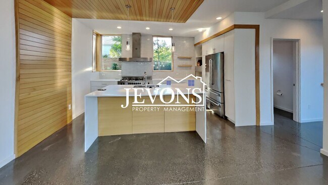 Building Photo - 5BR/4.5BA House in Seattle -- Available Now!