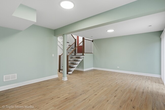 Building Photo - 777 E Golfview Dr