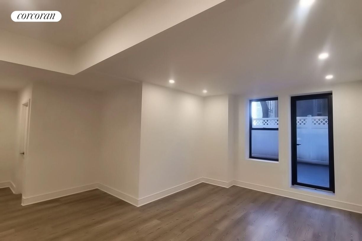 Building Photo - 45 W 81st St