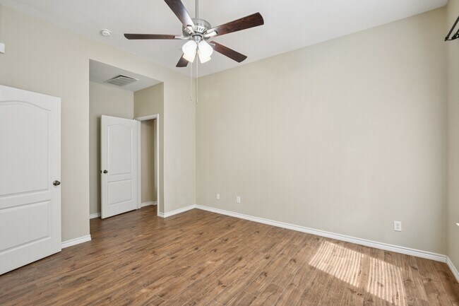 Building Photo - 3026 Sunset Park Dr