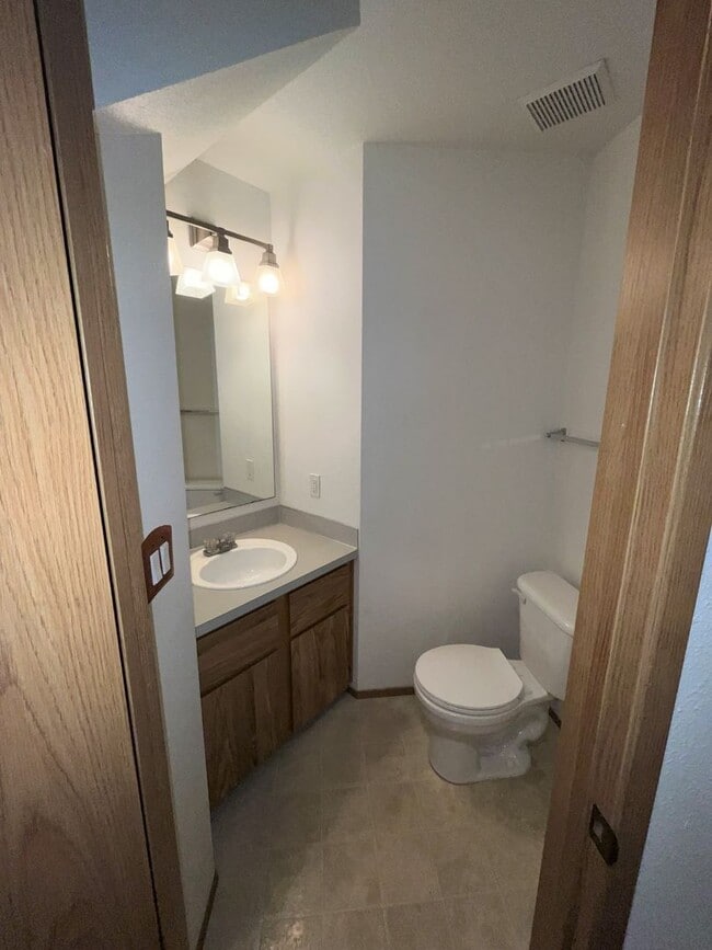 Building Photo - 447 - Townhome in Spectacular Location, 1 Car Attached Garage