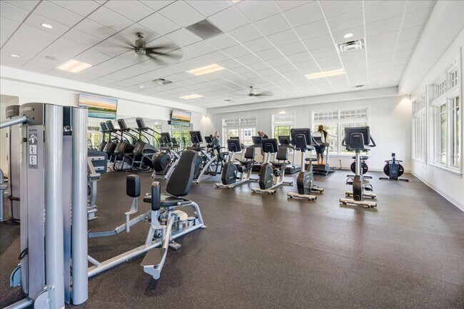 Building Photo - Spacious 2/2 Condo located in the highly s...