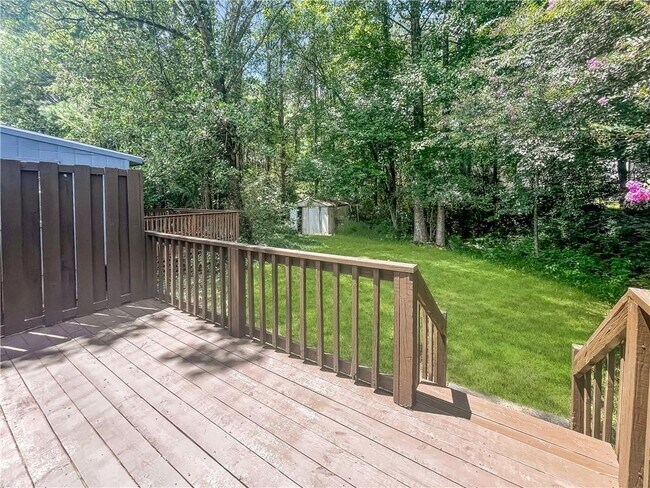 Building Photo - 2033 Charter Manor