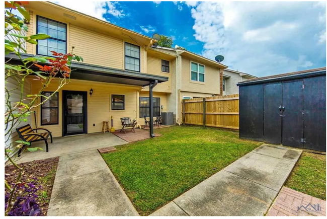 Building Photo - Gorgeous 2 bedroom 2.5 bath townhouse