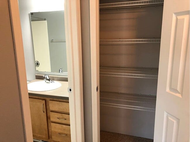 Building Photo - 3 Bed, 3 Bath Townhome in West Fargo!