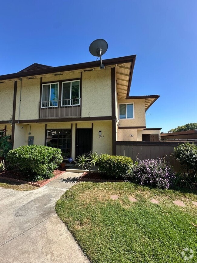 Building Photo - Spacious 3BR/2.5BA updated 2-story townhou...