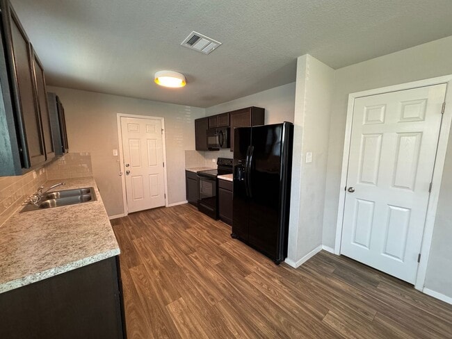 Building Photo - CUTE ONE STORY HOME FEATURING 3 BEDROOMS /...