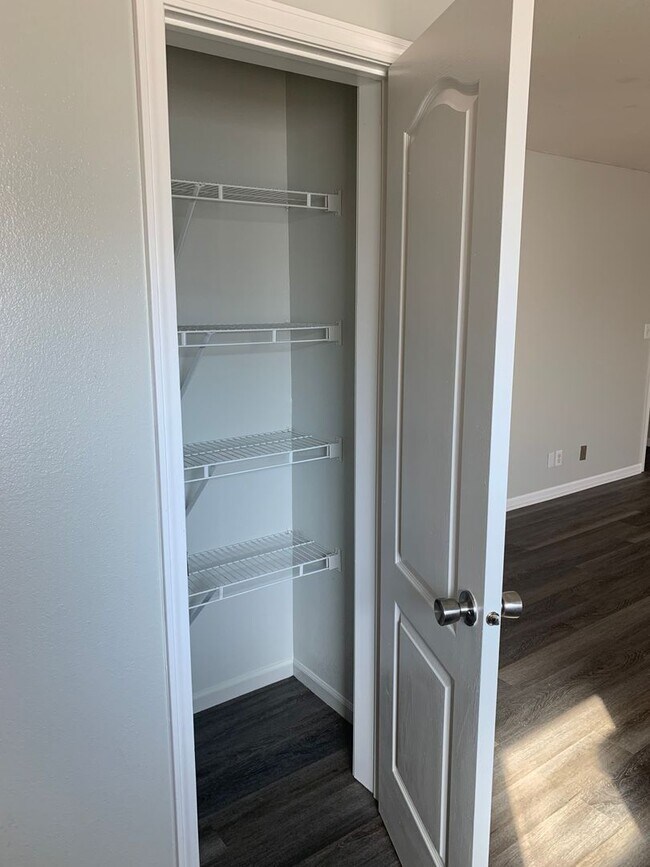 Building Photo - Super cute and updated with fresh paint, new floors, some fixtures, and all appliances.