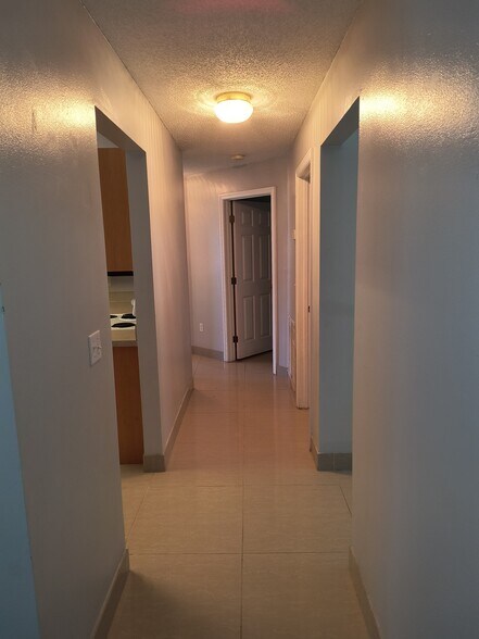 PATH TO THE OTHER TWO BED ROOM - 925 SW Gwendolen Ter