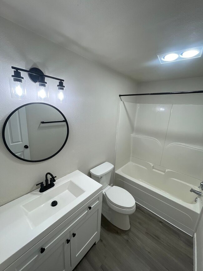 Building Photo - **MOVE IN SPECIAL**  Must See Updated 3 Bedroom with Large Yard!